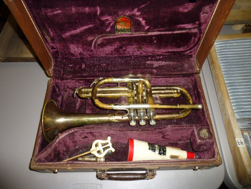 Vintage Conn trumpet.: With three mouthpieces. Serial no: 603402. Shipping 30.