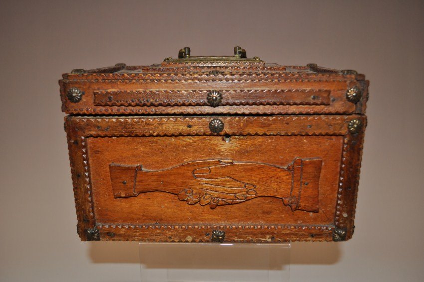 Tramp art folk art box with shaking hands.: Unusual design. Masonic of GAR. 6”h x 9.5”w. Shipping 15.