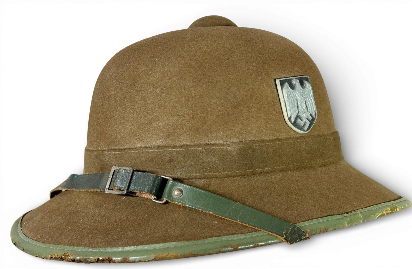 German WWII German Army HEER Afrika Korps Tropical AK Pith Helmet.: World War Two Nazi German Army HEER Afrika Korps Tropical AK Pith Helmet. The felt body and leather chinstrap are in excellent condition. . The leather sweat band is marked ‘JHS’. The interior of