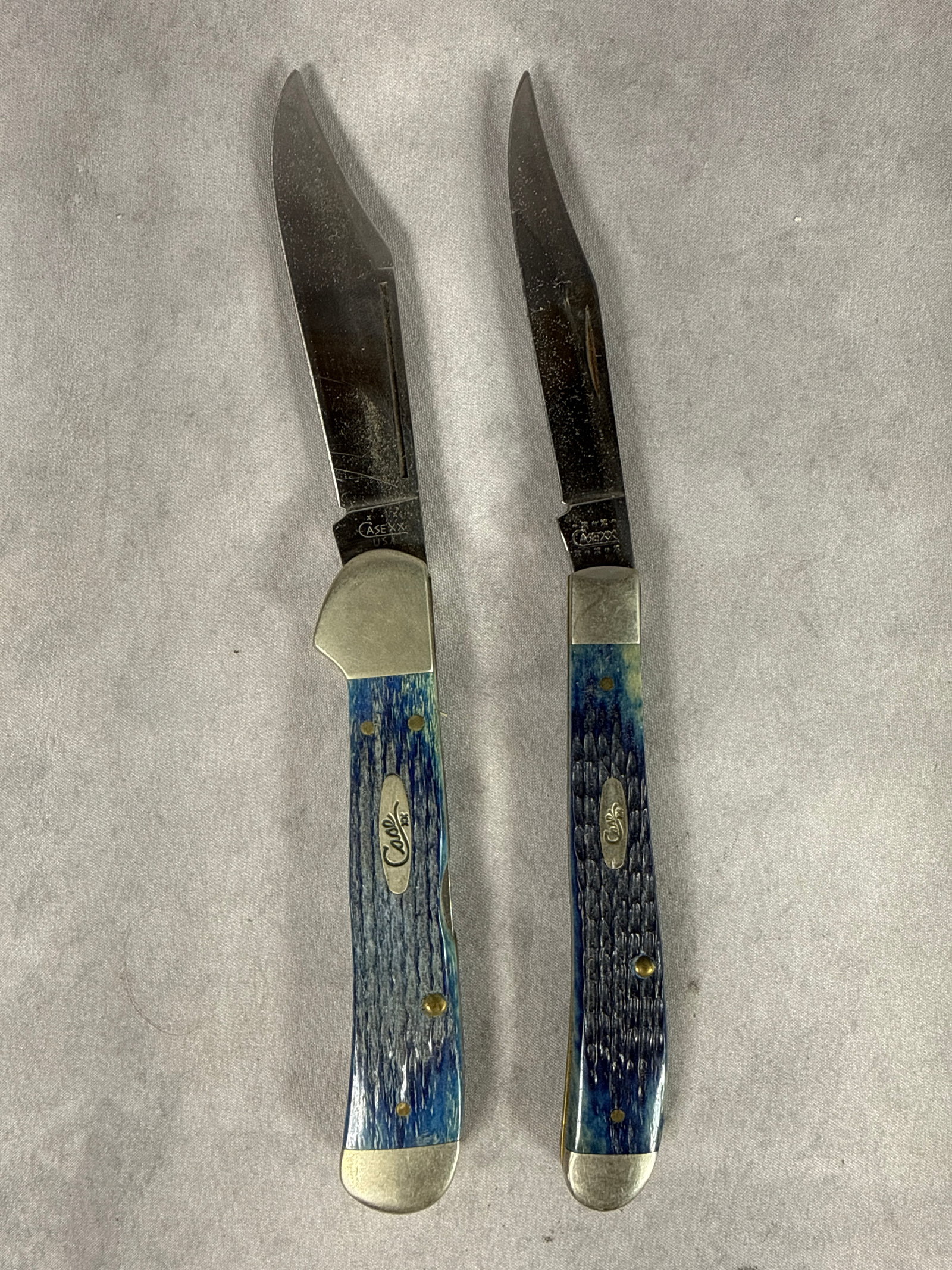 A Pair of W.R. Case and Sons Blue Jigged Bone Folding Pocket Knives (1 of 13)