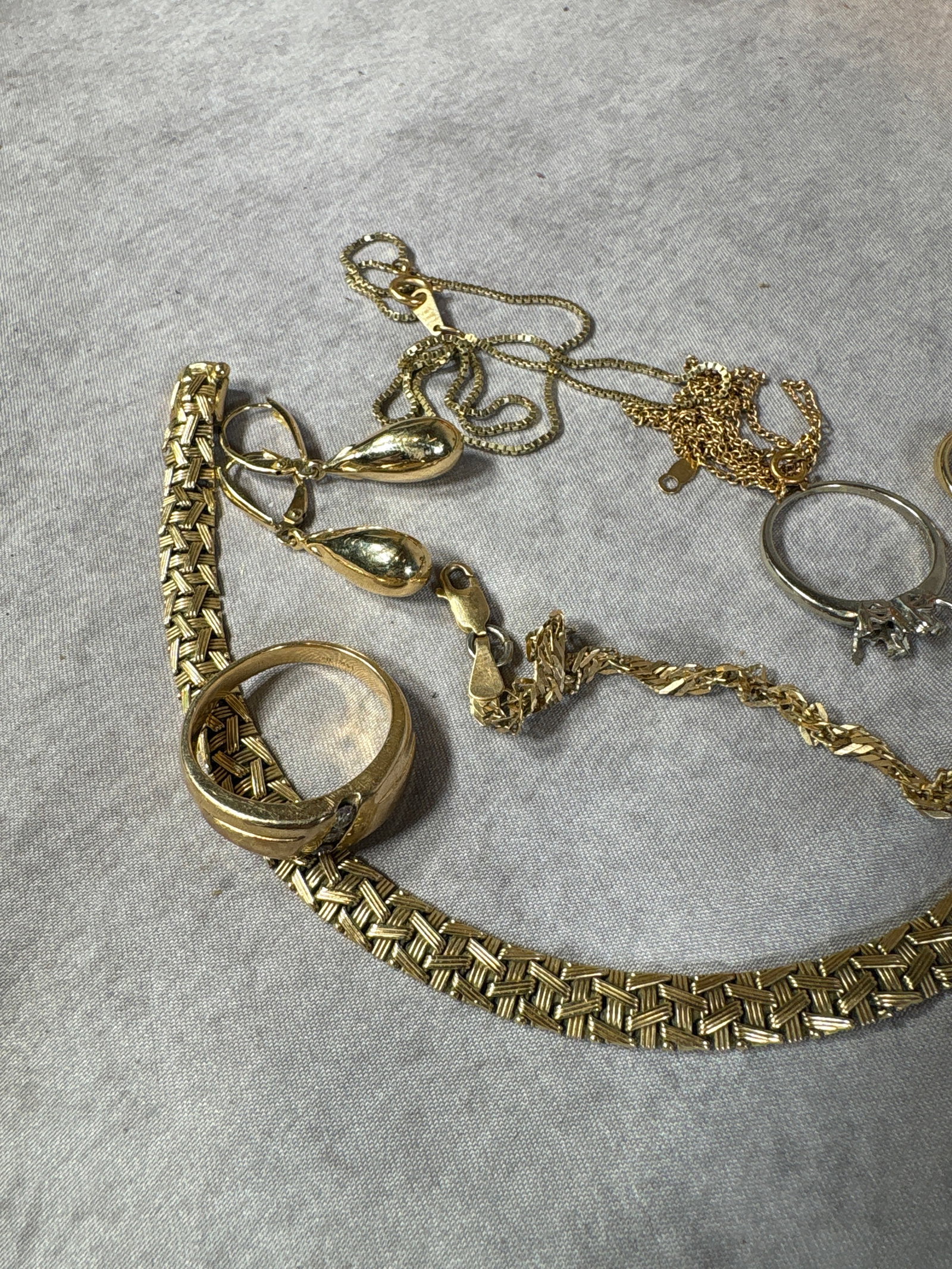 An Assortment of 14 Karat Yellow and White Gold Jewelry, 31.60 Grams - 2