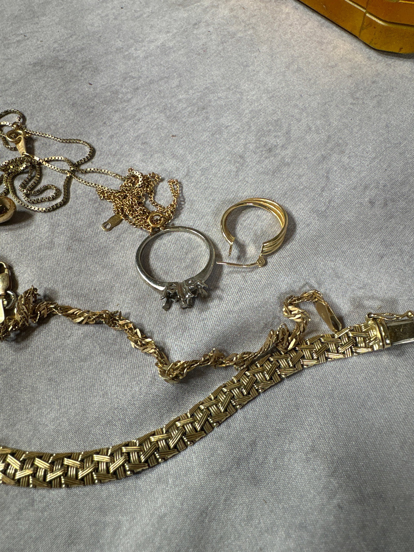 An Assortment of 14 Karat Yellow and White Gold Jewelry, 31.60 Grams - 3