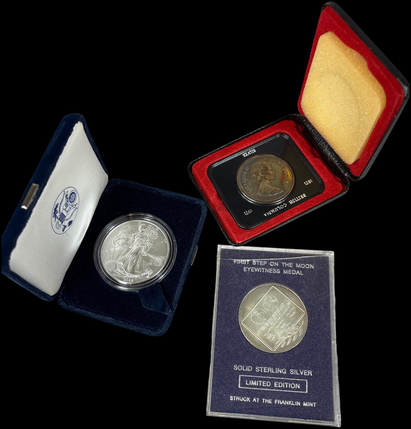 Trio of US and CA Silver Numismatic Items, 1969-2009, Silver: This lot comprises three silver numismatic items from the United States and Canada. The first is a 2009 US American Silver Eagle 1 oz bullion coin, struck in .999 fine silver, featuring the Walking Li