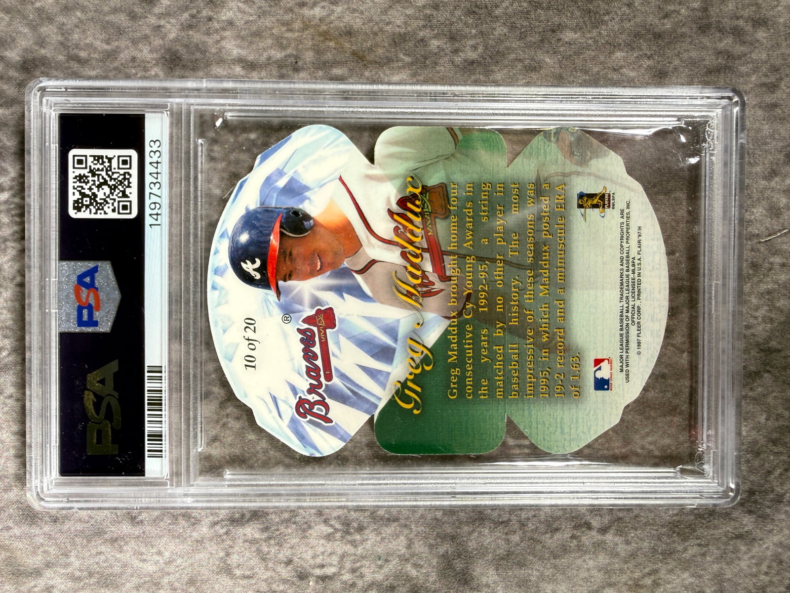 1997 Flair Showcase Diamond Cuts #10 Greg Maddux: This is a 1997 Flair Showcase Diamond Cuts insert card produced by Fleer, featuring Hall of Fame pitcher Greg Maddux during his tenure with the Atlanta Braves. The card is professionally graded and en
