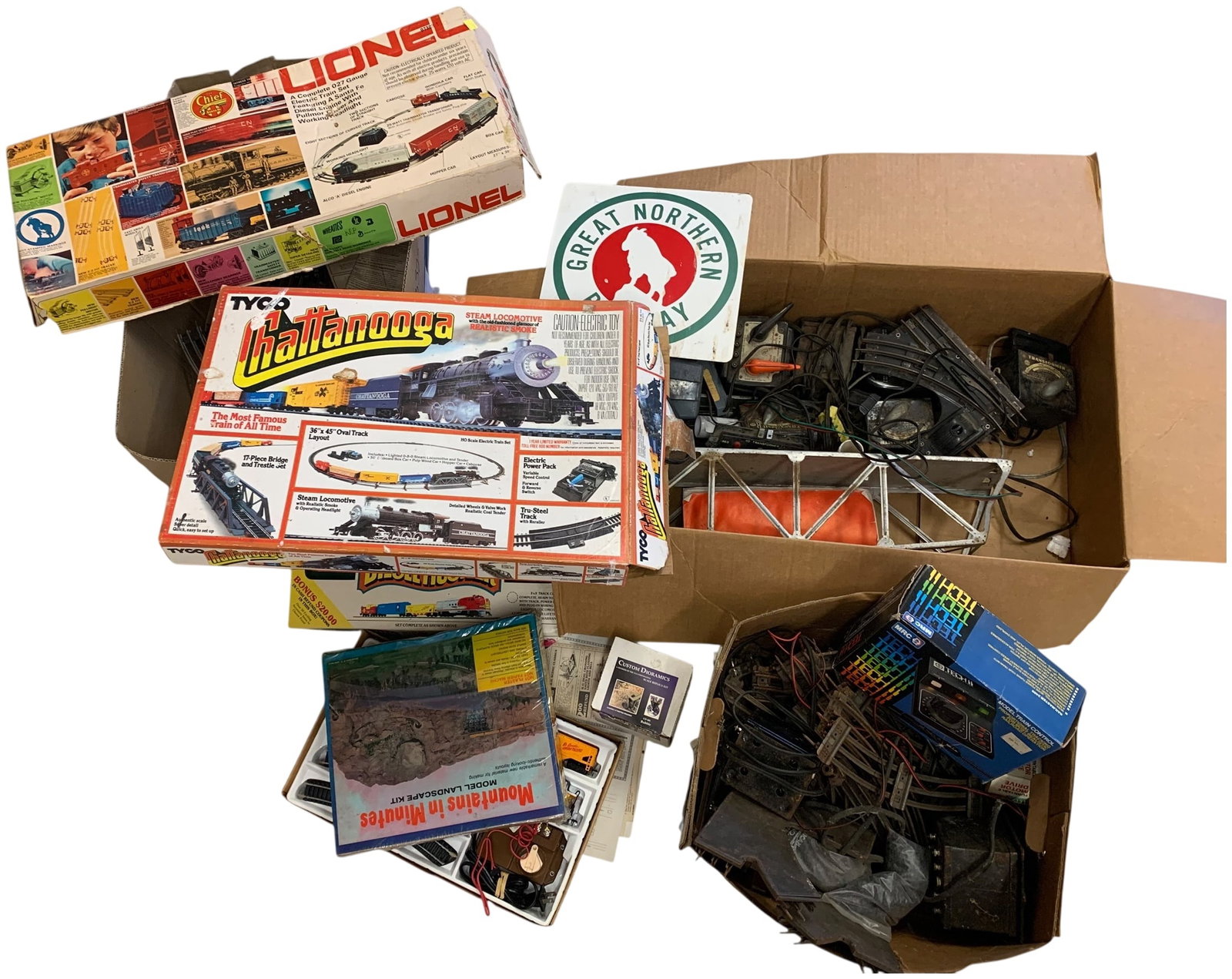 A Collection of Vintage Lionel Tyco and Bachmann Train Sets (1 of 10)