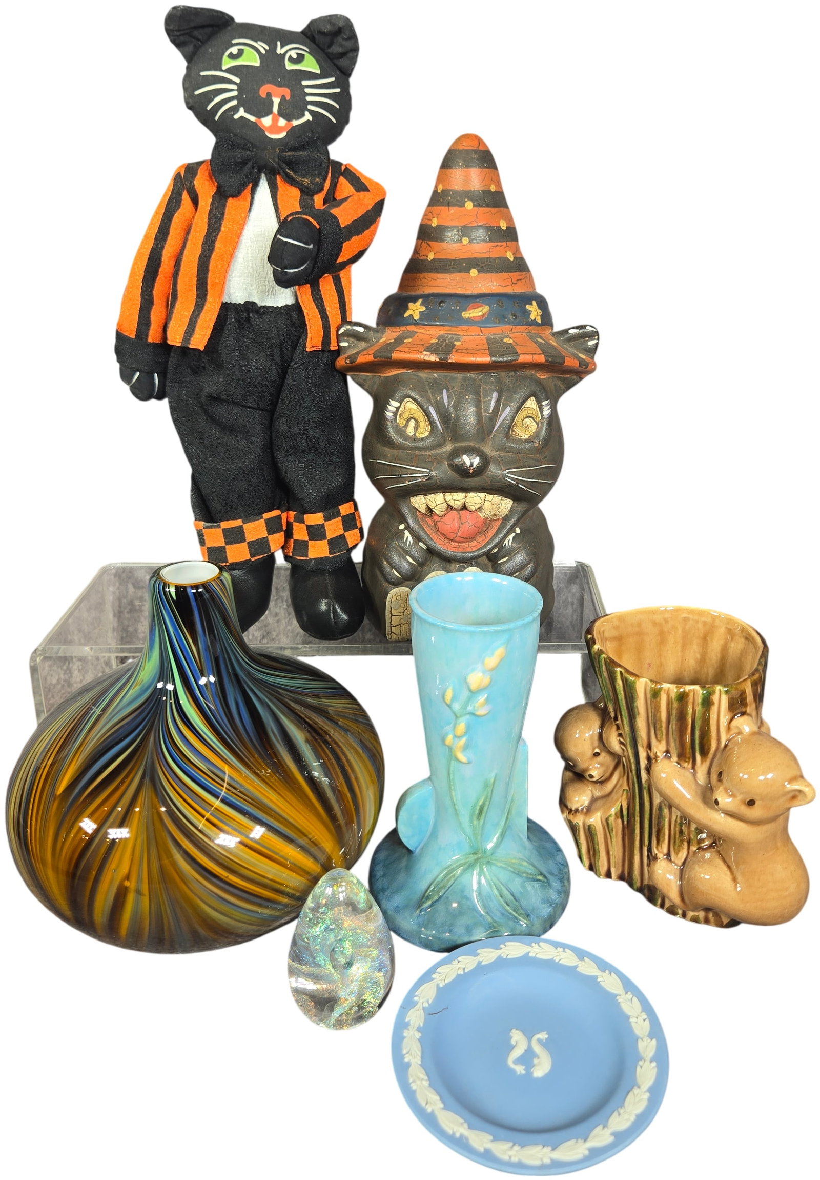 An Assortment of Decorative Objects and Collectibles Including Art Glass and Ceramics (1 of 16)