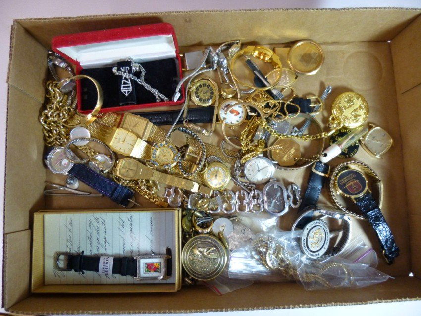Very large lot of vintage wrist watches.: Citizen, Hamilton, Waltham etc. Shipping 10.
