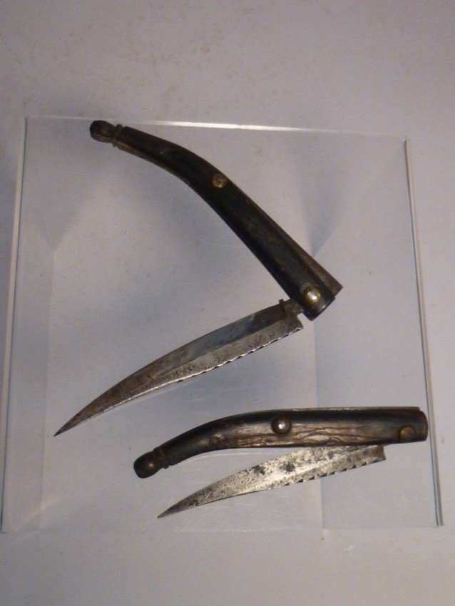 Pair of very early folding knives.: Each stamped with a star. Early 19th or late 18th c. 3.5" closed length each. Shipping 5.
