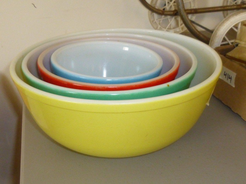 Vintage pyrex mixing bowl set.: Buyer is responsible for shipment or pickup. We have a local UPS store that will ship anything. Call them following the auction to arrange pickup.