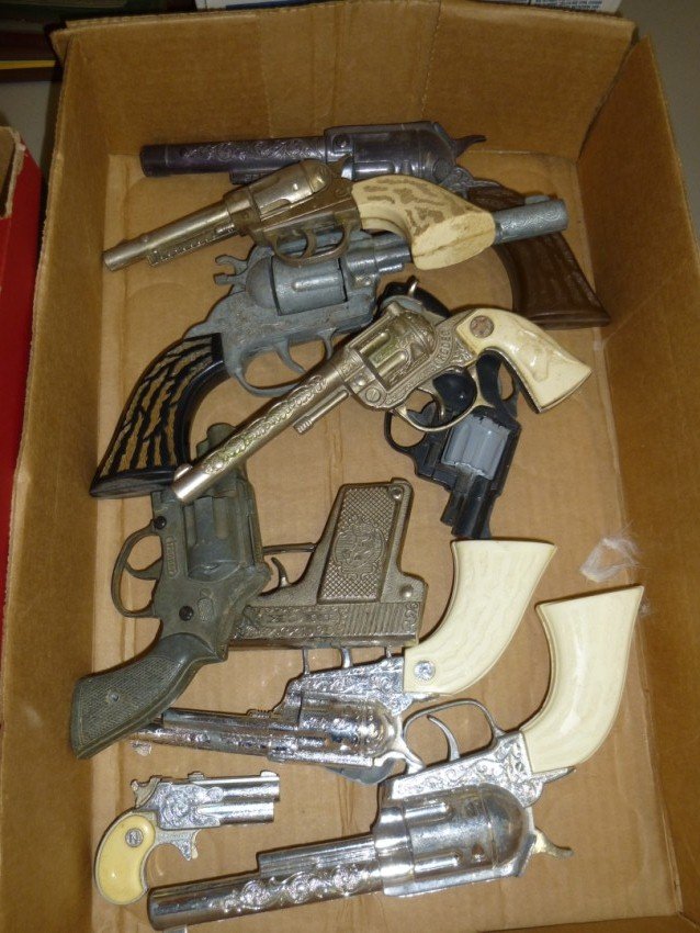 Large group lot of vintage toy cap guns etc.: Shipping 20.
