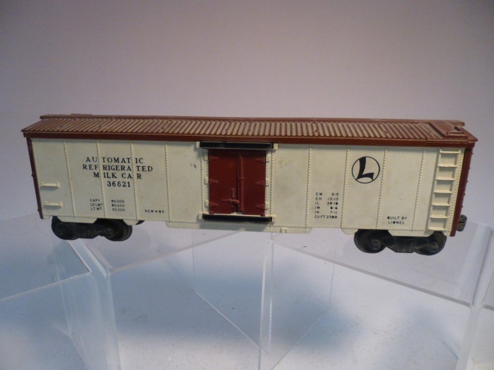 Lionel model railroad 36621 milk car: O scale. Shipping $20