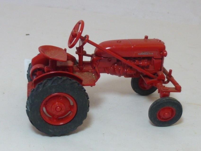 Farmall Cub Ertl Model Tractor: Length: 6" Shipping 12.50