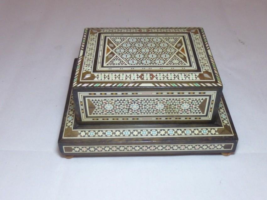 Inlaid Arabesque Cigarette Holder Music Box: Shipping 25.