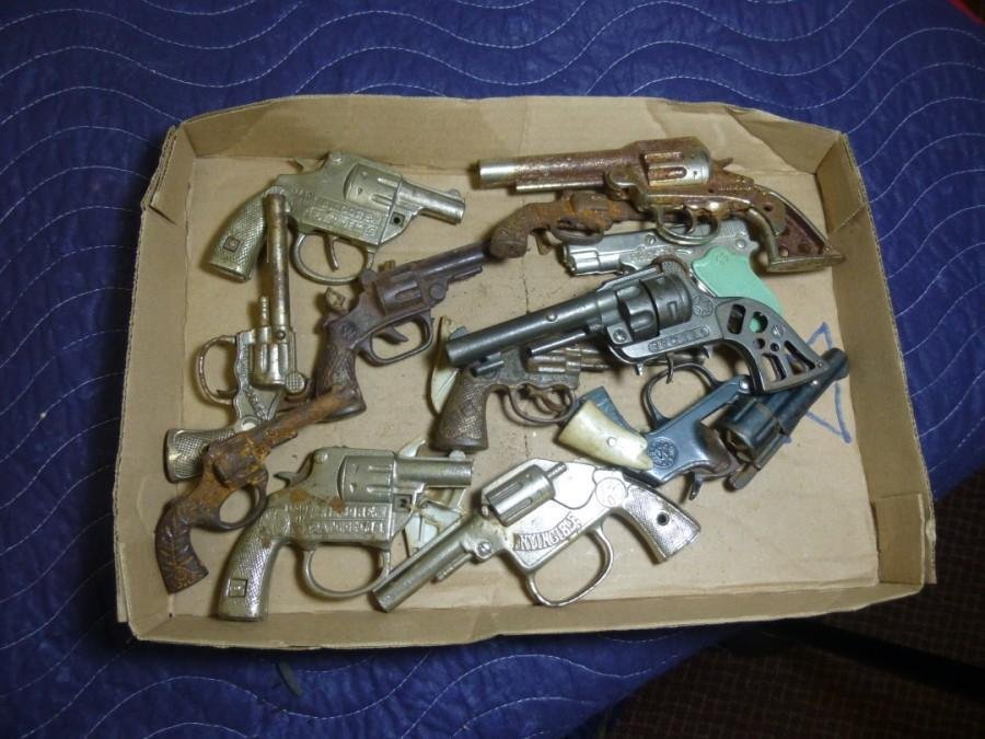 Very large lot of toy cap guns: Many quite old. Many with condition issues. Shipping 22.50