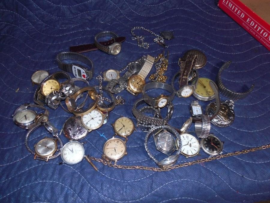 Large Lot Old Pocket Watches Wristwatches: Large Lot Old Pocket Watches Wristwatches