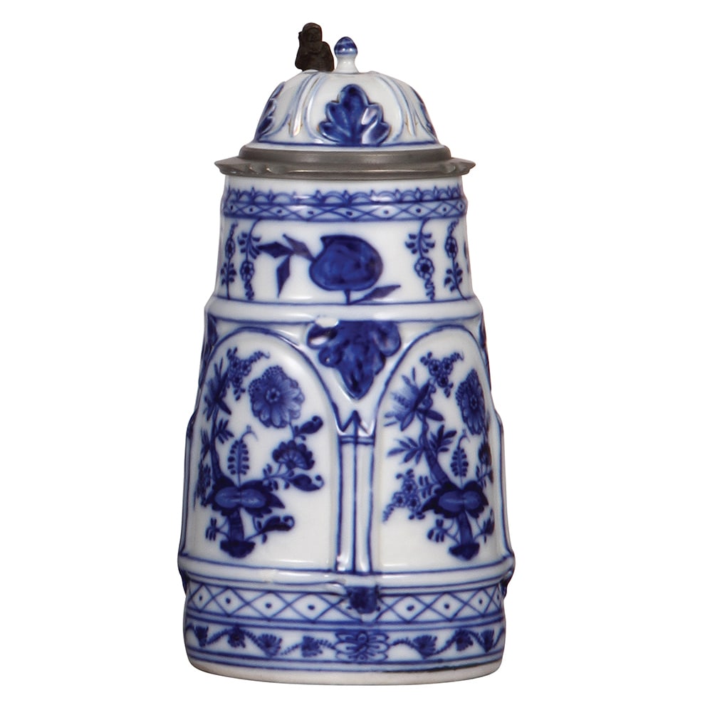 Porcelain stein, 1.0L, Rauenstein, blue onion design : Porcelain stein, 1.0L, hand-painted, unmarked Rauenstein, cobalt blue onion design, matching inlaid lid, dwarf thumblift, mint.