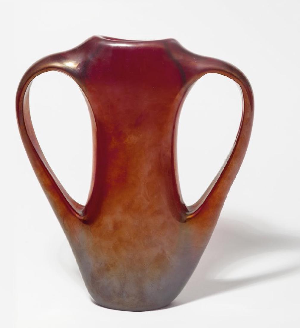 GIORGIO FERRO, A.VE.M. Un vaso "Ansa: GIORGIO FERRO, A.VE.M. Un vaso "Ansa volante", 1955. Vetro rosso iridato. Altezza cm 25.