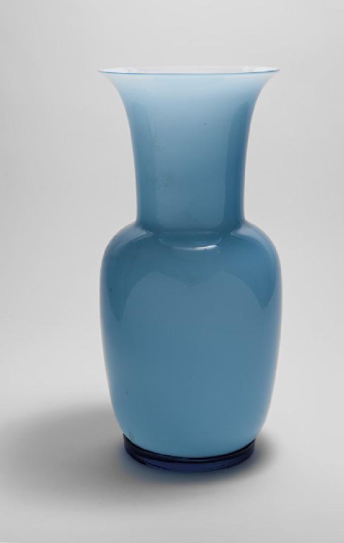 VENINI Un vaso "Opalino", 1985. Marca: VENINI Un vaso "Opalino", 1985. Marca incisa "venini italia 85". Altezza cm 36.