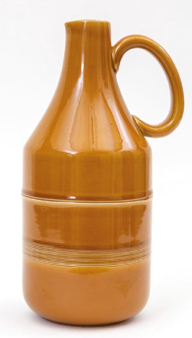 AMBROGIO POZZI Una caraffa per CERAMICA: AMBROGIO POZZI Una caraffa per CERAMICA FRANCO POZZI, anni '60. Marcata "Ceramica Franco Pozzi Gallarate" e con il simbolo grafico della manifattura. Altezza cm 28.