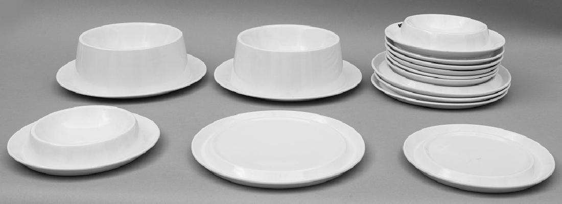 JOE COLOMBO Un servizio da tavola in ceramica: JOE COLOMBO Un servizio da tavola in ceramica per quattro "Menissa", produzione CERAMICA FRANCO POZZI, 1968. Composto da 4 piatti piani, 4 piatti fondi, 4 piatti da frutta e 2 insalatiere. Totale 14 p
