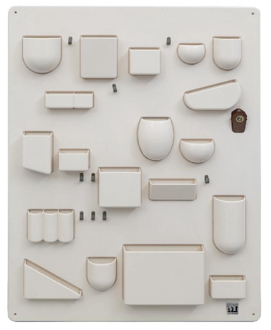 INGO MAUER Un portaoggetti da parete "Uten: INGO MAUER Un portaoggetti da parete "Uten silo" per DESIGN M, anni '60. Resina Abs. Etichetta della manifattura. Cm 87 x 67, sporgenza cm 6.