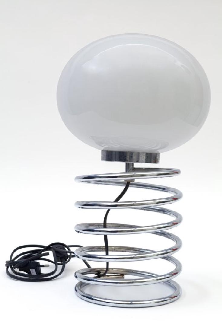 INGO MAUER Una lampada da tavolo "Spirale": INGO MAUER Una lampada da tavolo "Spirale" per DESIGN M, 1968. Acciaio cromato, vetro opalino. Altezza cm 39. Letteratura: catalogo Design M anni '60 Domus 461 (aprile 1968), p. 40 Domus 463 (giugno 1