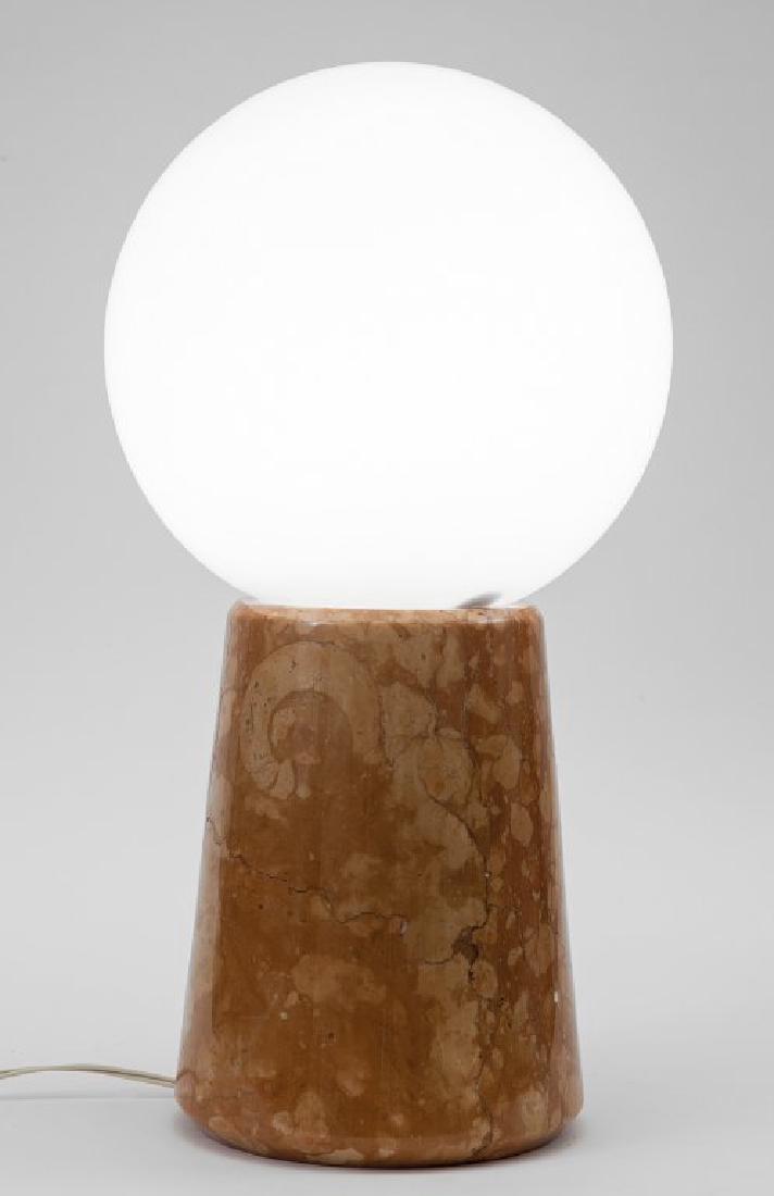 UNA LAMPADA DA TAVOLO, anni '70. Marmo rosso: UNA LAMPADA DA TAVOLO, anni '70. Marmo rosso di Verona, vetro opalino. Altezza cm 48.