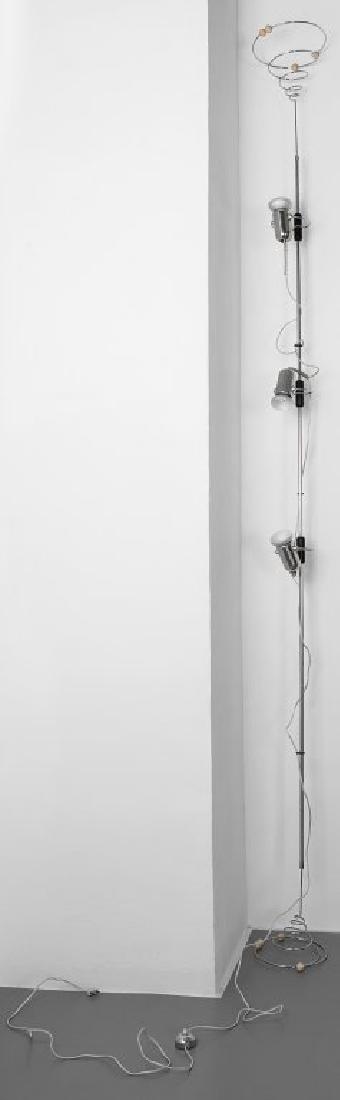 FRANCESCO FOIS Una lampada da terra a soffitto: FRANCESCO FOIS Una lampada da terra a soffitto per REGGIANI, circa 1974. Metallo cromato, tre faretti orientabili ad altezza regolabile. Altezza massima cm 320, minima cm 280. Letteratura: Domus 538 (