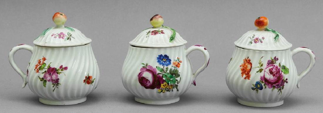 tre piccole cremierine con coperchio in (1 of 1)