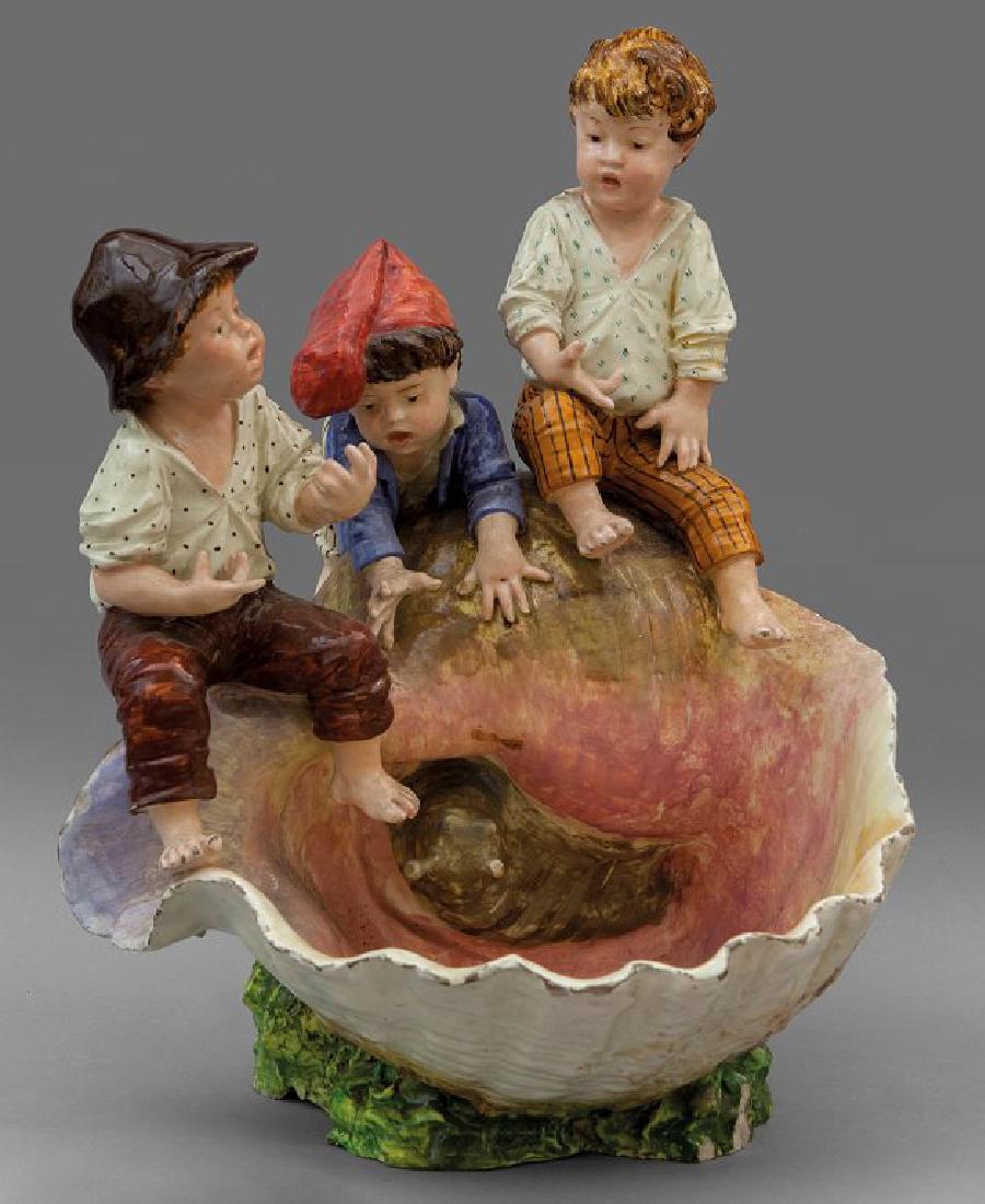 Tre bambini a cavallo di un guscio di lumaca, (1 of 2)