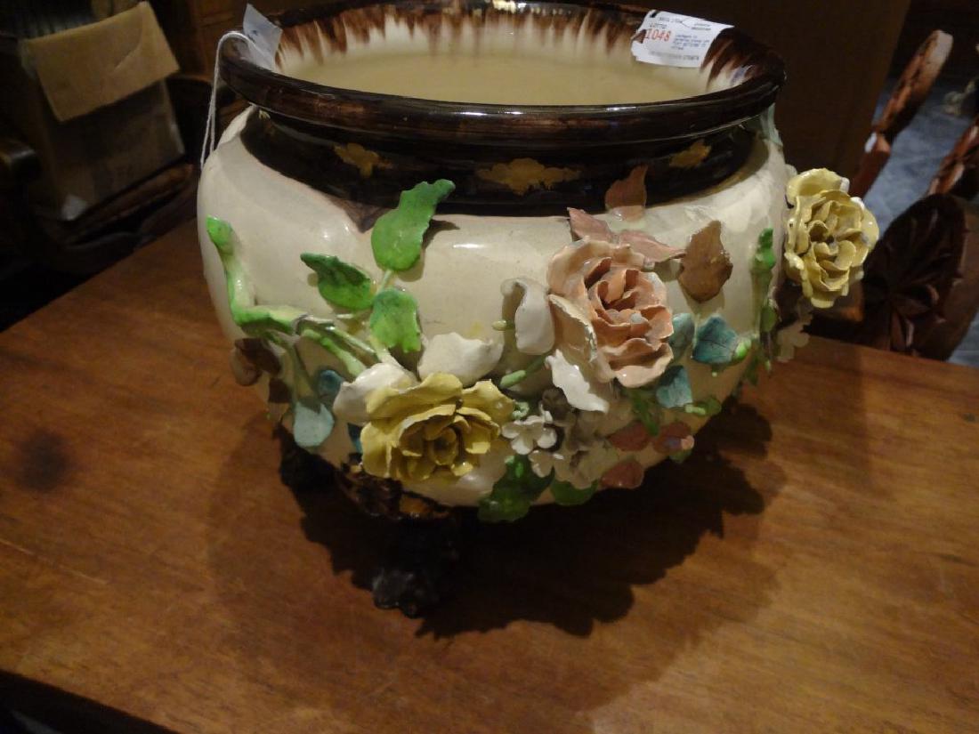 Cachepot in ceramica bianca con fiori policromi (1 of 1)