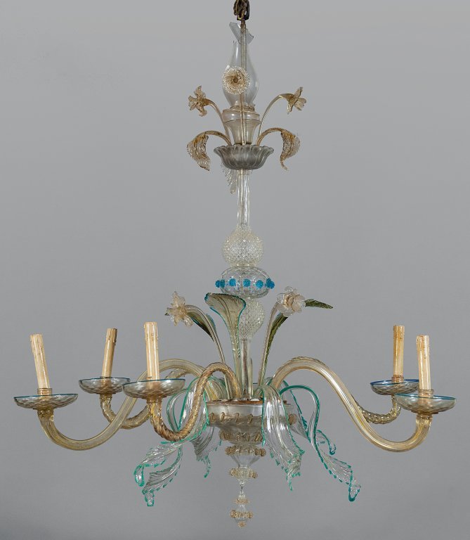 Lampadario in vetro di Murano a sei: Lampadario in vetro di Murano a sei luci diam.cm. 110x h. 130 (rotture)