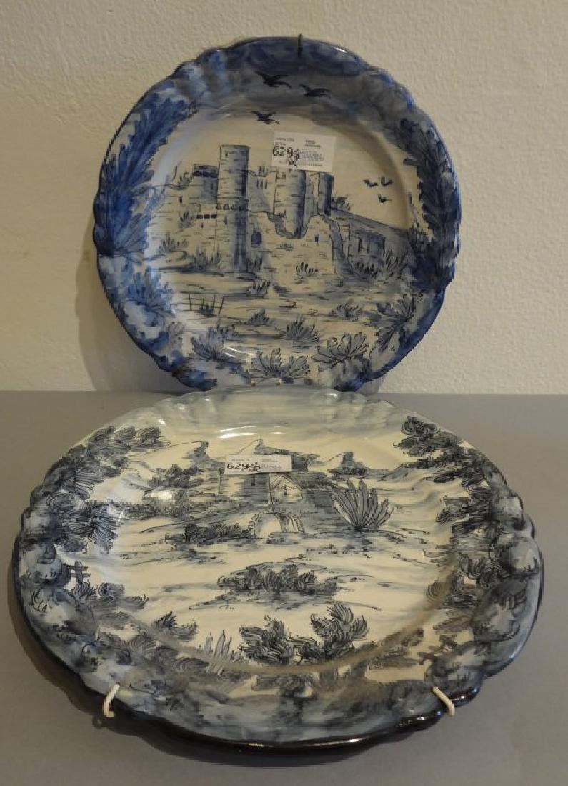 Due piatti in ceramica bianca e blu vecchia (1 of 1)