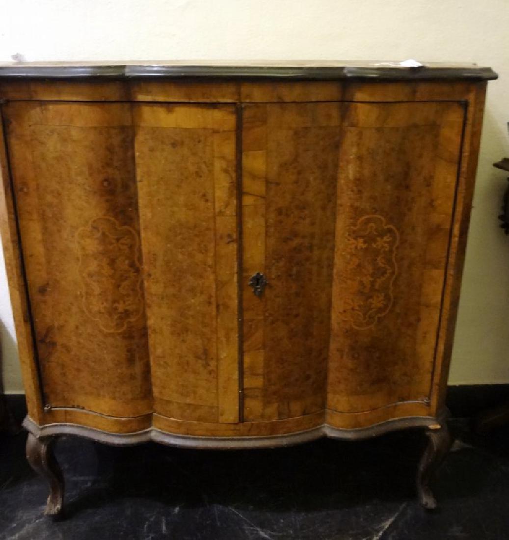 Credenzina a due sportelli lastronata in radica,: Credenzina a due sportelli lastronata in radica, vecchio artigianato veneto cm.98x34xh.91