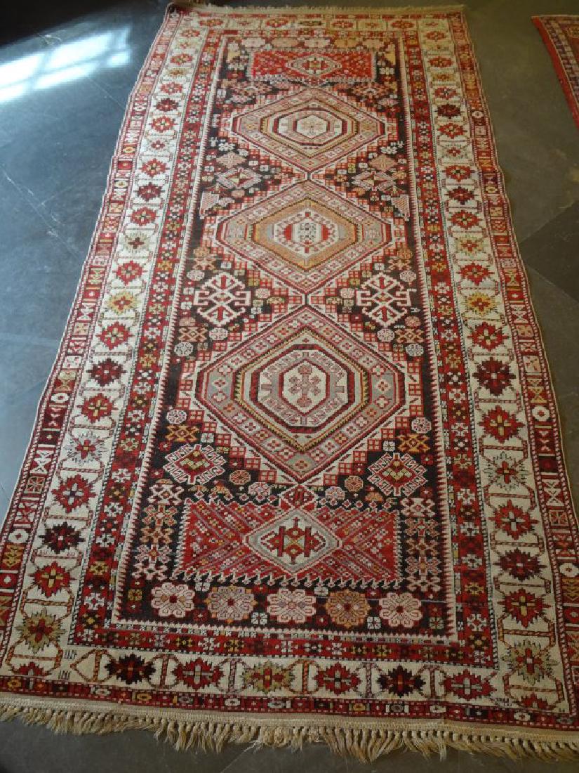 Tappeto fondo rosso e nero decorato con disegni (1 of 1)