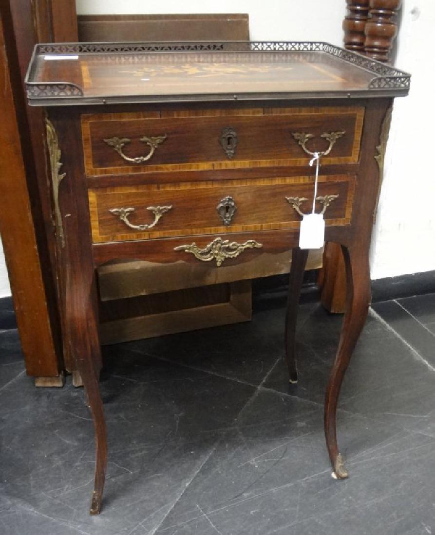 Comodino in stile Luigi XIV da centro lastronato (1 of 1)