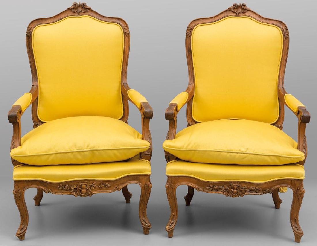 Coppia di poltrone in stile Luigi XV foderate in (1 of 1)