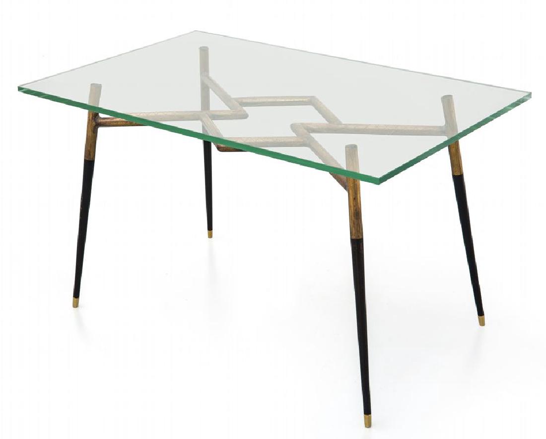 UN TAVOLINO, anni '60. Ottone, legno tornito,: UN TAVOLINO, anni '60. Ottone, legno tornito, cristallo Cm 51 (h) x 85 x 53.