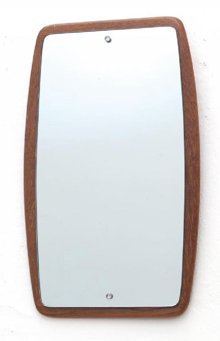 UNO SPECCHIO DA PARETE, anni "60. Legno di: UNO SPECCHIO DA PARETE, anni "60. Legno di teak, cristallo argentato. Cm 54 x 33. 5, p. 100.