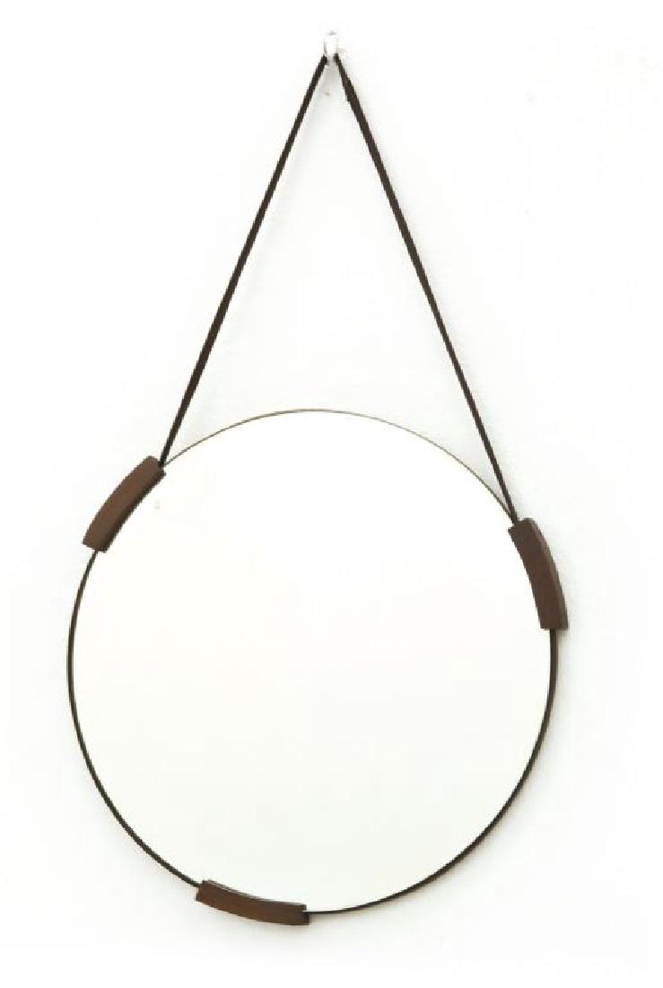 UNO SPECCHIO DA PARETE, anni "60. Legno di: UNO SPECCHIO DA PARETE, anni "60. Legno di teak tinto all"anilina, cristallo argentato. Diametro cm 43.