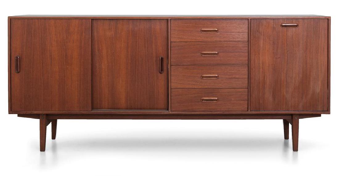 UNA CREDENZA, anni '60.  Legno di teak, legno (1 of 2)