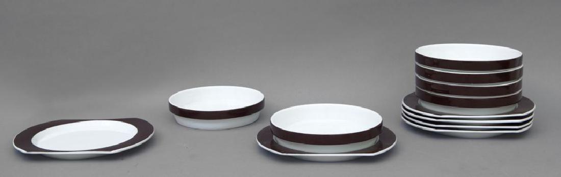 JOE COLOMBO, AMBROGIO POZZI, IGNAZIA FAVATA: JOE COLOMBO, AMBROGIO POZZI, IGNAZIA FAVATA Sei ciotole e sei piattini del servizio di bordo Alitalia Linea 72 prima classe, esecuzione RICHARD-GINORI, 1970. Porcellana. Marcati "Alitalia", simbolo de