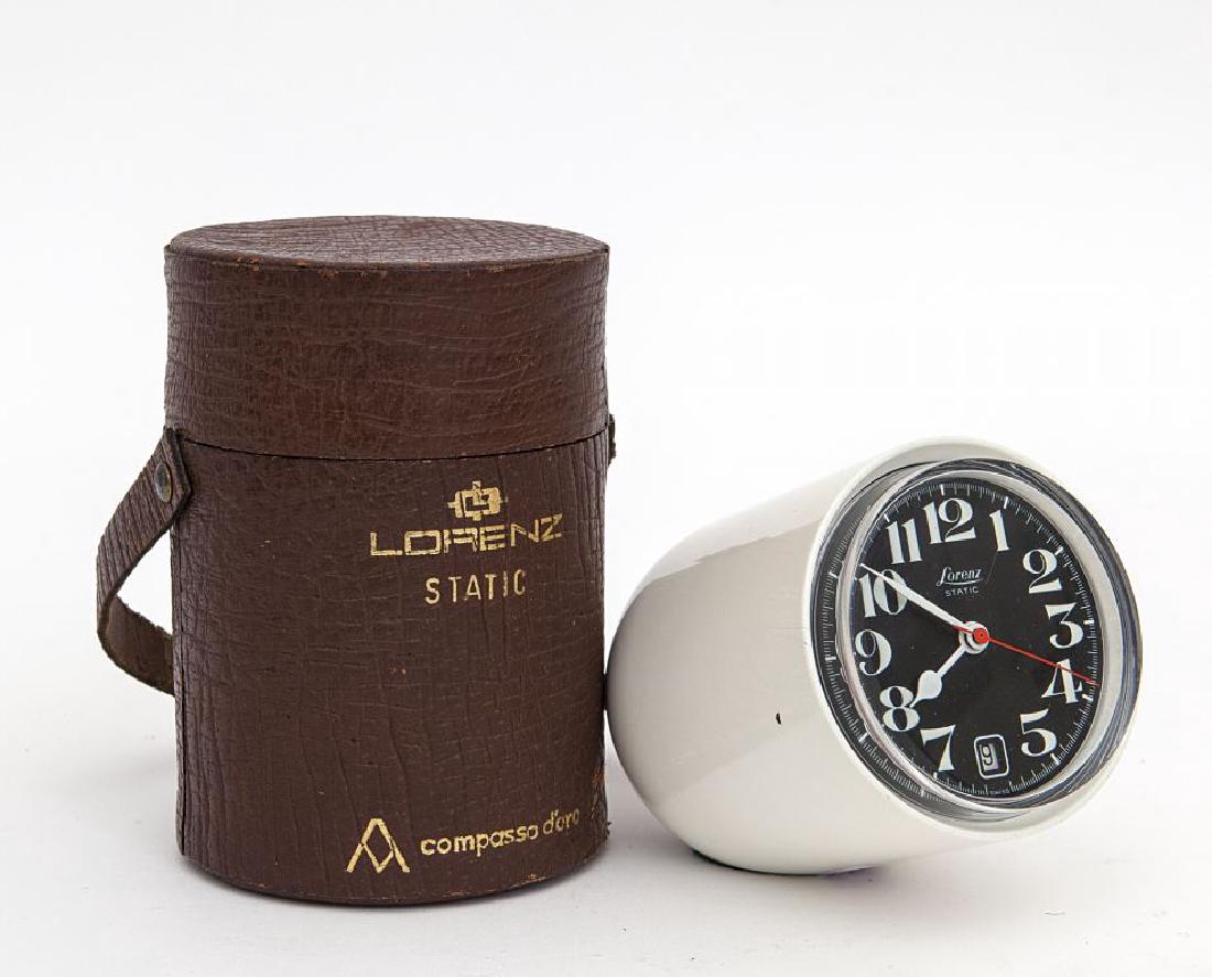 RICHARD SAPPER Un orologio da tavolo: RICHARD SAPPER Un orologio da tavolo "Static" per LORENZ (Compasso d"oro 1960). Alluminio anodizzato spazzolato, involucro in pelle. Funzionante. Cm 10 x 6,5. Letteratura: Domus 472 (marzo 1969), p. 3