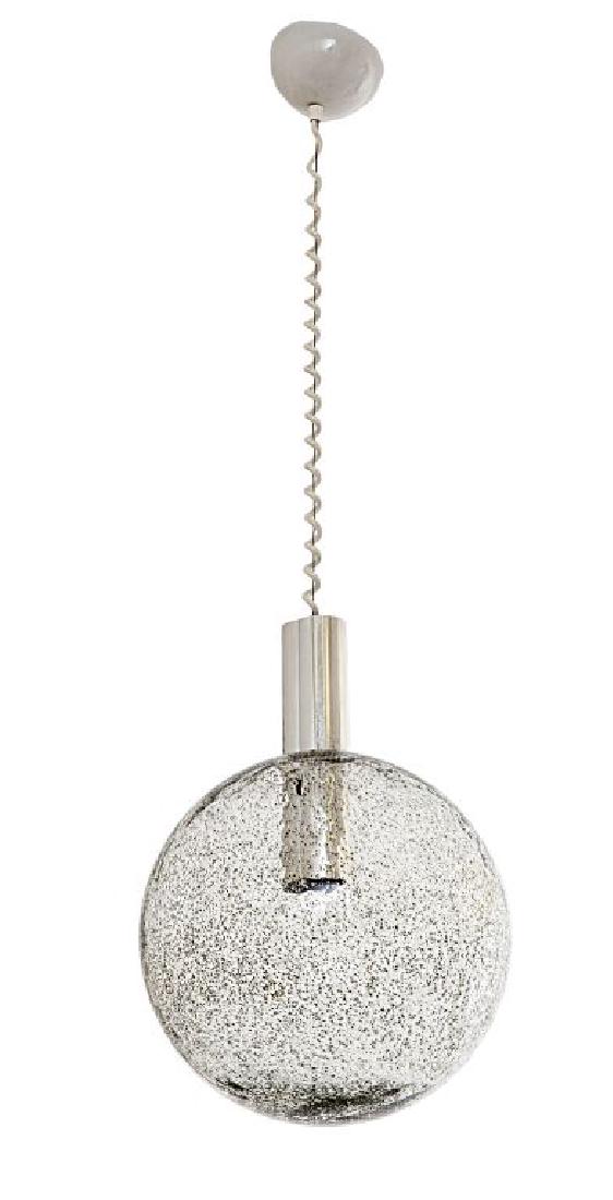 TOBIA SCARPA Una lampada a sospensione: TOBIA SCARPA Una lampada a sospensione "Sfera" per FLOS, 1964. Acciaio cromato, vetro metallinato. Diametro diffusore cm 28. Letteratura: Ottagono 4 (gennaio 1967), p. 95 Ottagono 30 (settembre 1973),