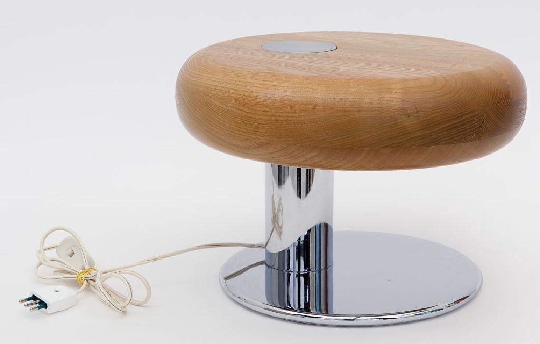 UNA LAMPADA DA TAVOLO, anni '70.  Acciaio (1 of 1)