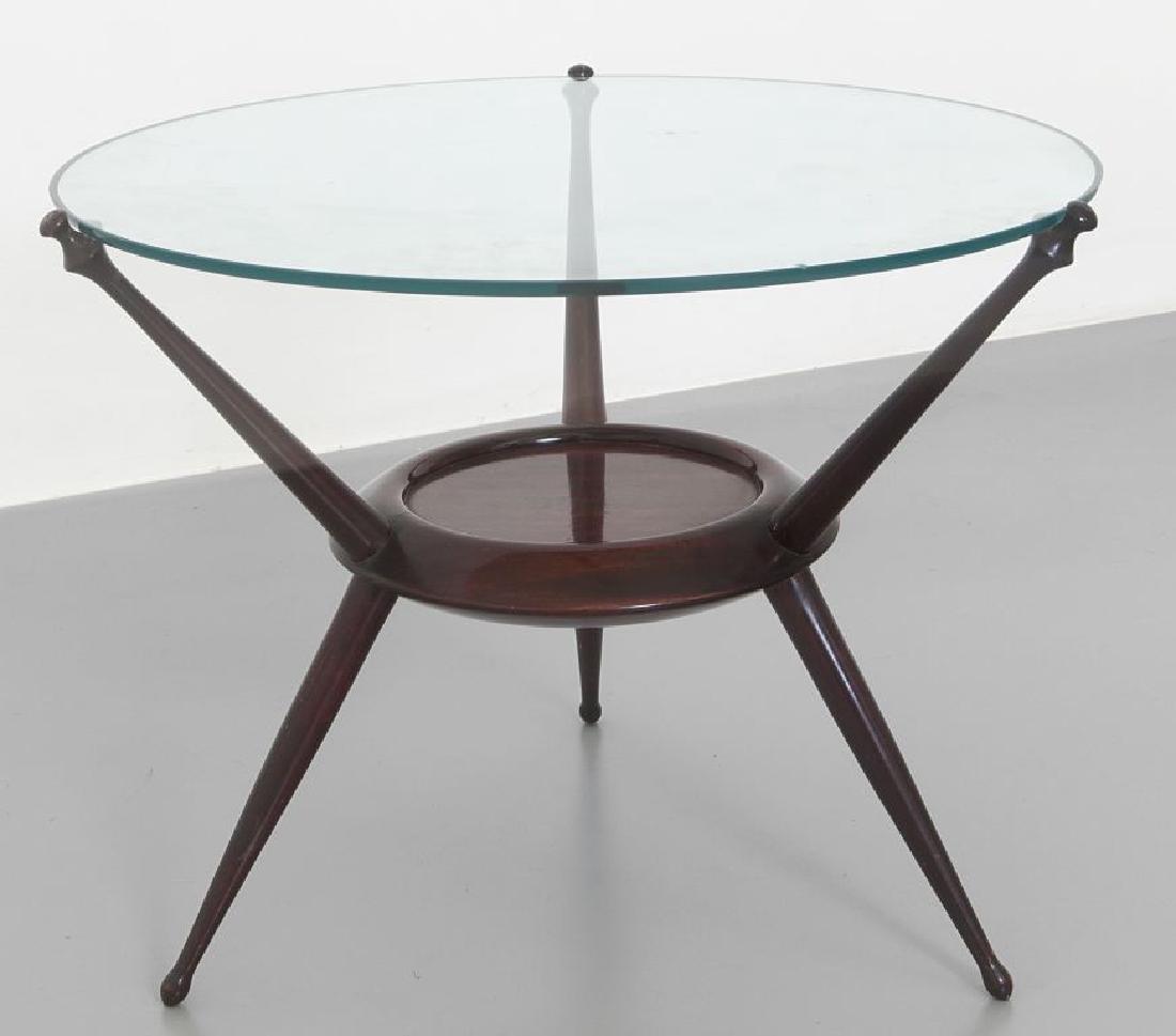UN TAVOLINO, anni '50. Legno di mogano tinto: UN TAVOLINO, anni '50. Legno di mogano tinto all'anilina, cristallo. Altezza cm 46, diametro cm 60.