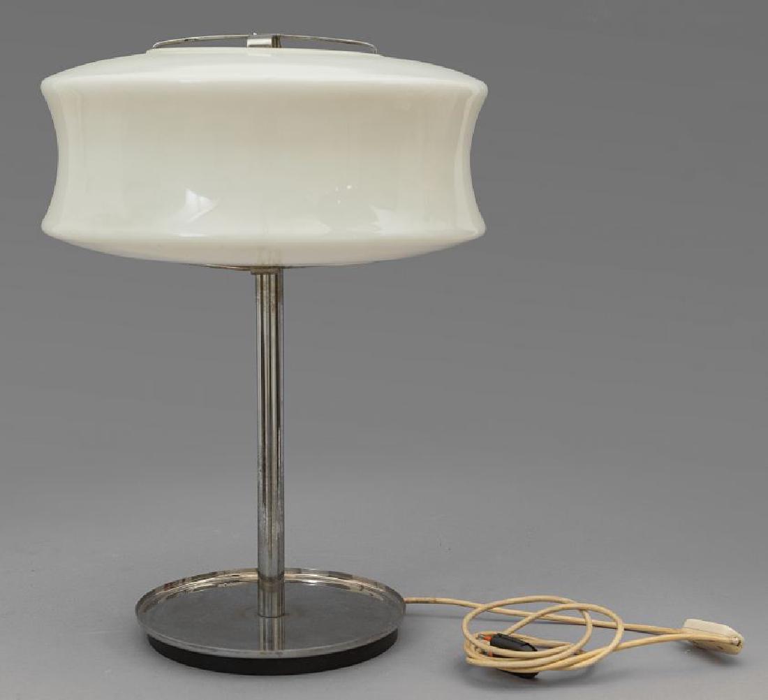 UNA LAMPADA DA TAVOLO, anni "70. Metallo: UNA LAMPADA DA TAVOLO, anni "70. Metallo cromato, vetro opalino. Altezza cm 55, diametro diffusore cm 40.