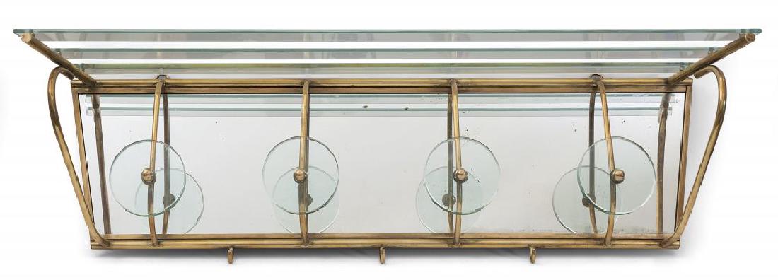 UN APPENDIABITI, anni '50. Ottone, cristallo: UN APPENDIABITI, anni '50. Ottone, cristallo molato, cristallo argentato. Cm 25 (h) x 93 x 25.