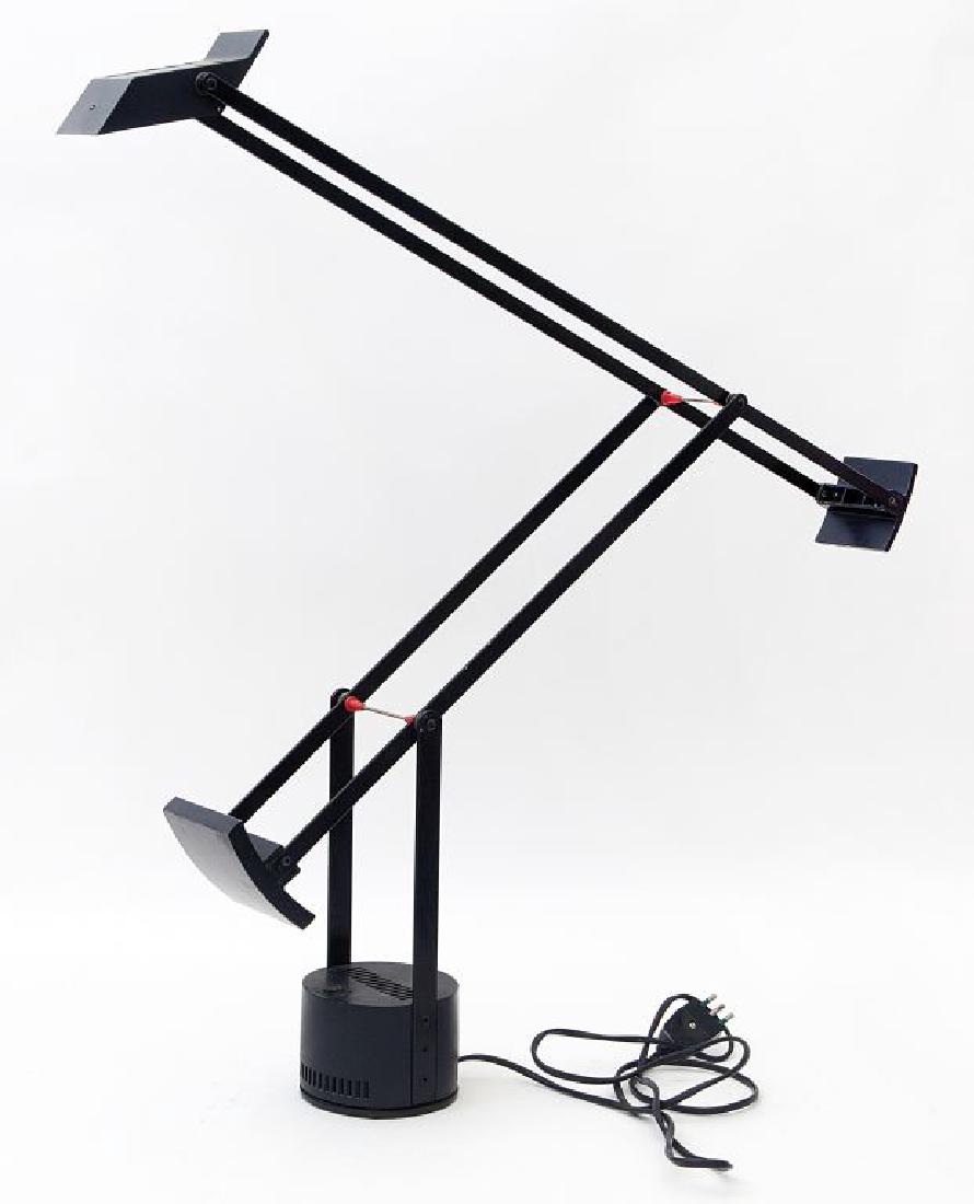 RICHARD SAPPER Una lampada alogena da tavolo: RICHARD SAPPER Una lampada alogena da tavolo "Tizio" per ARTEMIDE, 1972 Metallo laccato. Altezza massima cm 113, lunghezza massima cm 108. Letteratura: Ottagono 25 (giugno 1972), P. 68 Domus 511(giugn