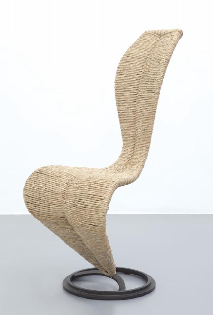 TOM DIXON Una sedia "S Chair" per CAPPELLINI: TOM DIXON Una sedia "S Chair" per CAPPELLINI INTERNATIONAL, 1992. Tondino di ferro verniciato, paglia intrecciata. Altezza cm 102, larghezza 48, profonditÃ 56.